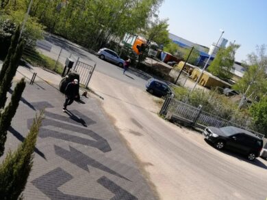 Gepflasterte Einfahrt mit ACDC Logo