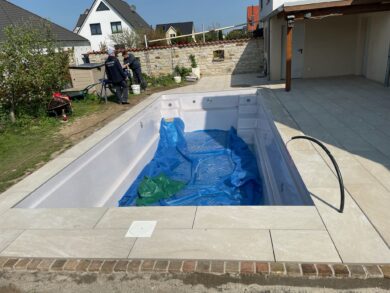 Gepflasterter Pool