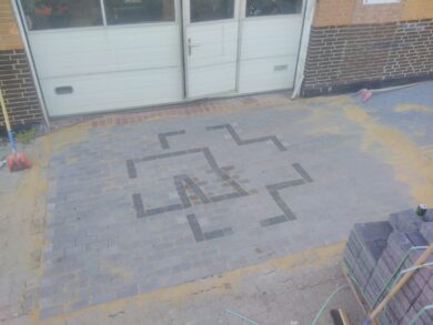 Gepflasterte Fläche mit Logo